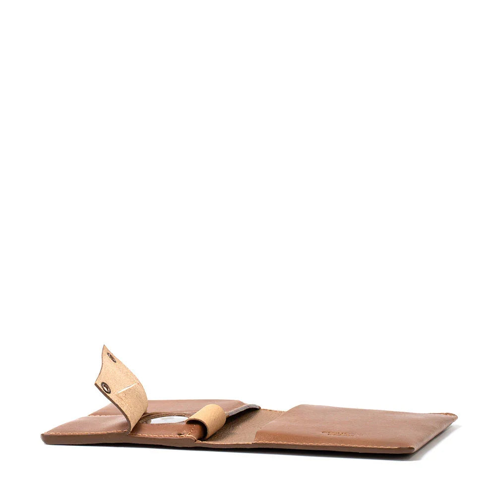 Leder AirTag Passport Holder - nature-leather.de